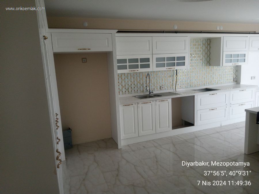 Satılık 4+1 210m2 Daire Diyarbakır 75 Yol Üzeri