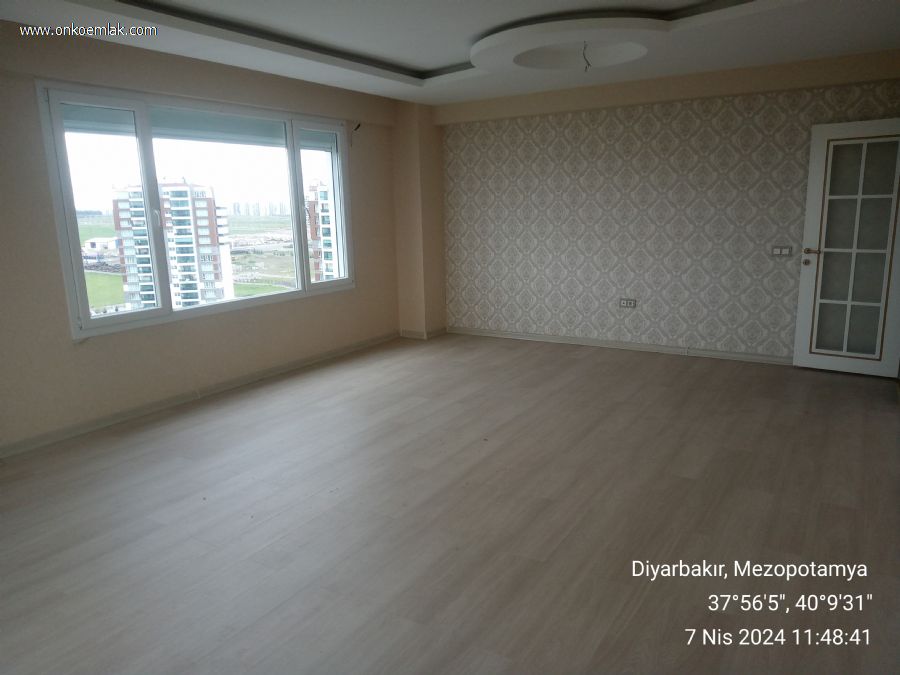 Satılık 4+1 210m2 Daire Diyarbakır 75 Yol Üzeri