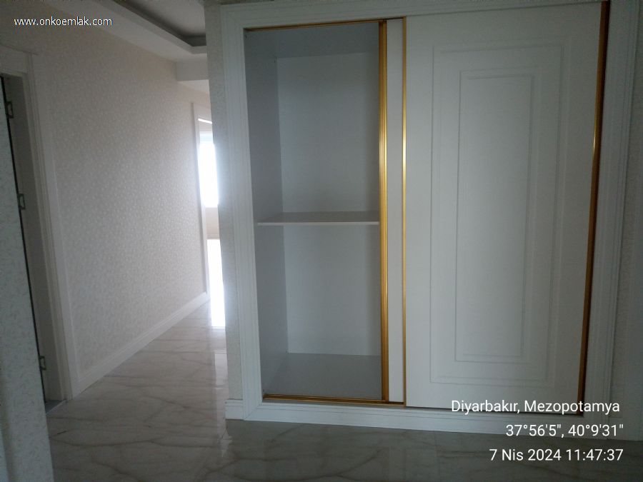 Satılık 4+1 210m2 Daire Diyarbakır 75 Yol Üzeri