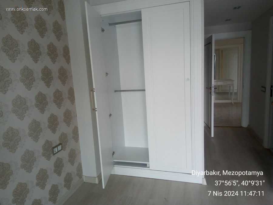 Satılık 4+1 210m2 Daire Diyarbakır 75 Yol Üzeri