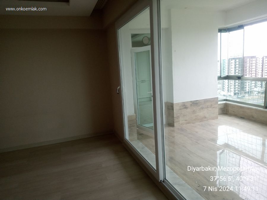Satılık 4+1 210m2 Daire Diyarbakır 75 Yol Üzeri