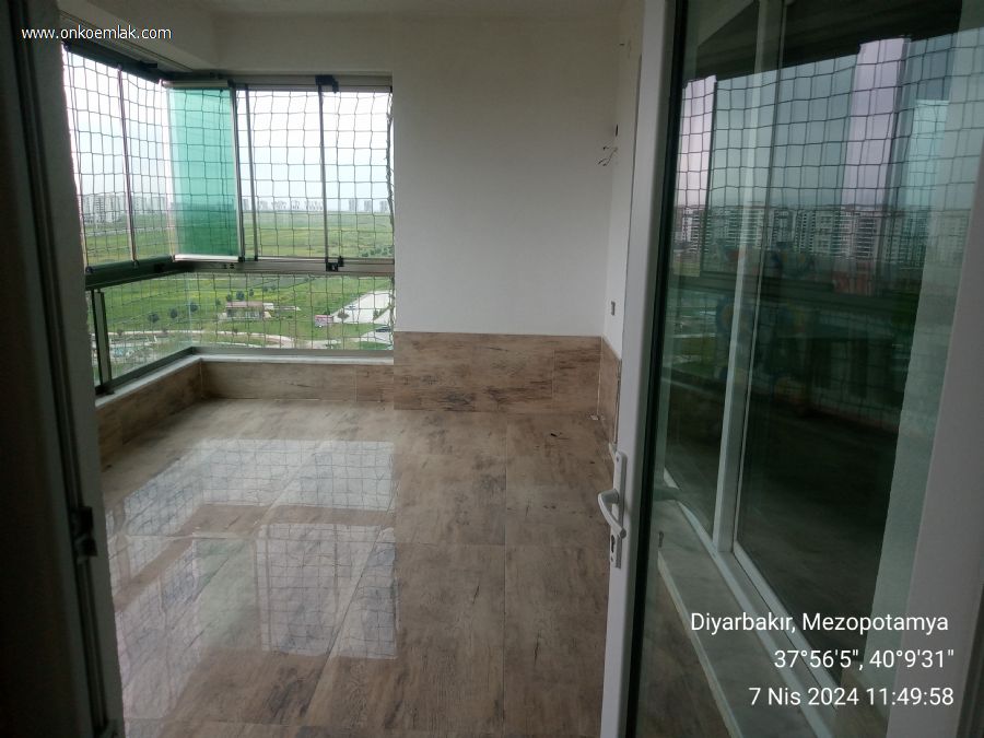 Satılık 4+1 210m2 Daire Diyarbakır 75 Yol Üzeri