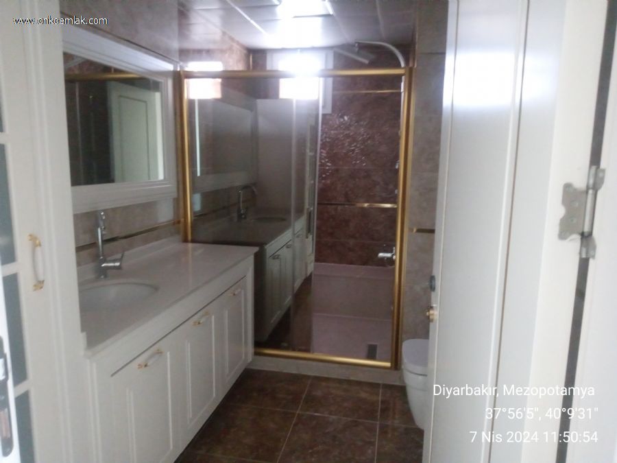 Satılık 4+1 210m2 Daire Diyarbakır 75 Yol Üzeri