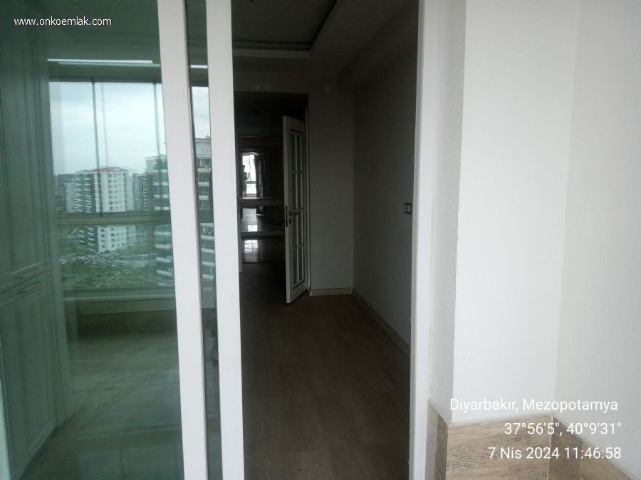 Satılık 4+1 210m2 Daire Diyarbakır 75 Yol Üzeri