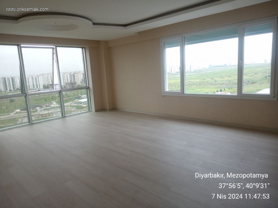 Satılık 4+1 210m2 Daire Diyarbakır 75 Yol Üzeri