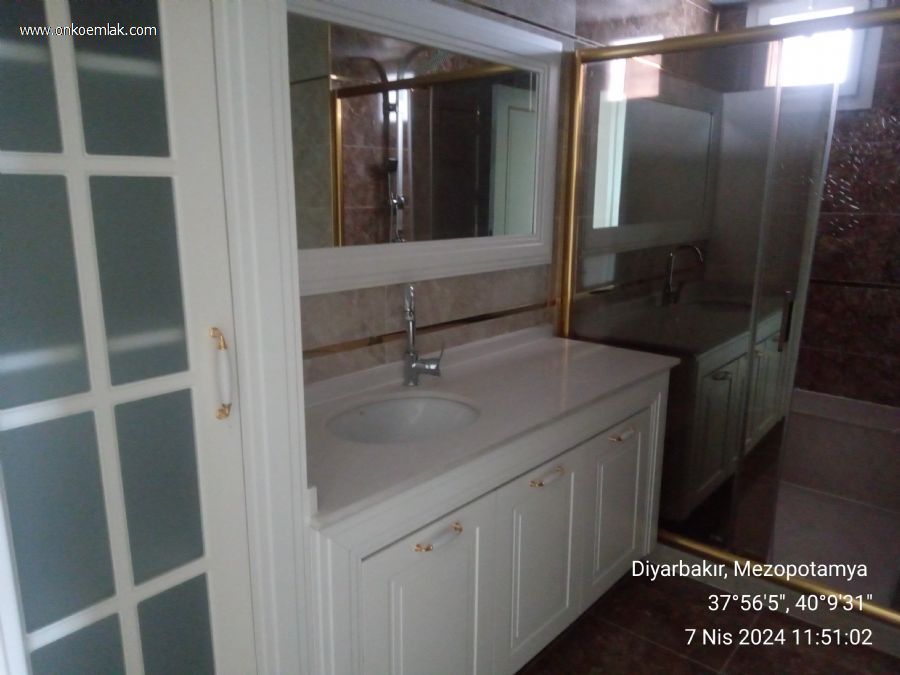 Satılık 4+1 210m2 Daire Diyarbakır 75 Yol Üzeri