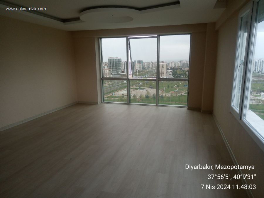 Satılık 4+1 210m2 Daire Diyarbakır 75 Yol Üzeri