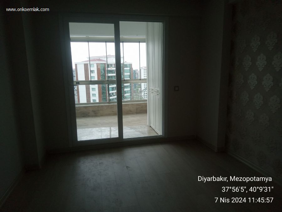Satılık 4+1 210m2 Daire Diyarbakır 75 Yol Üzeri