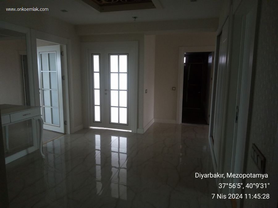 Satılık 4+1 210m2 Daire Diyarbakır 75 Yol Üzeri