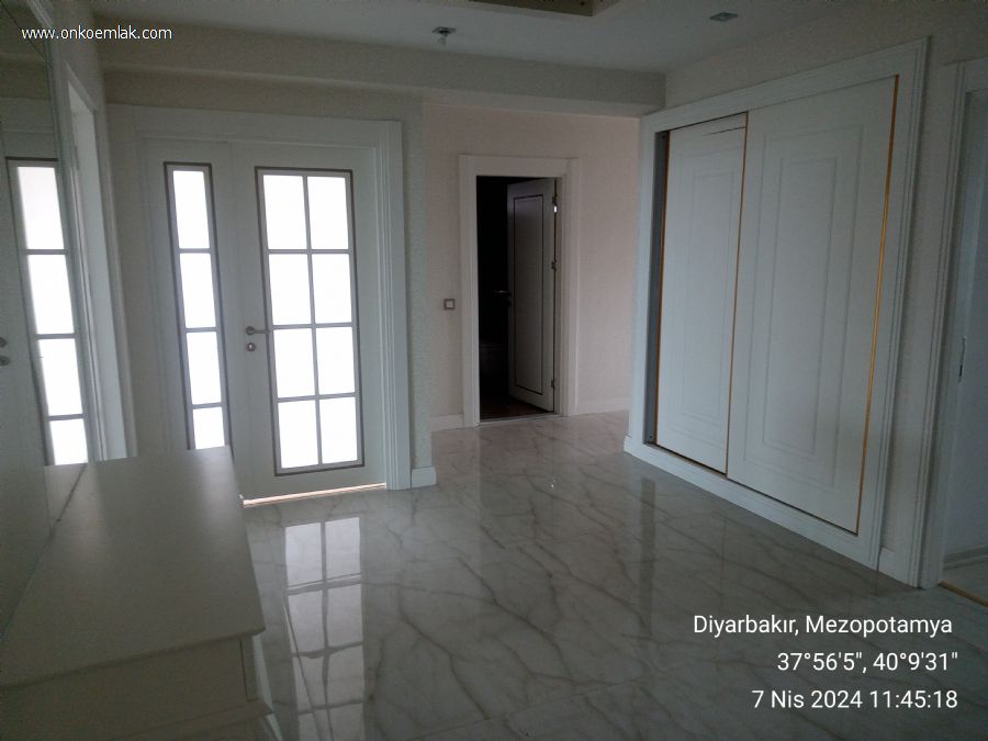Satılık 4+1 210m2 Daire Diyarbakır 75 Yol Üzeri