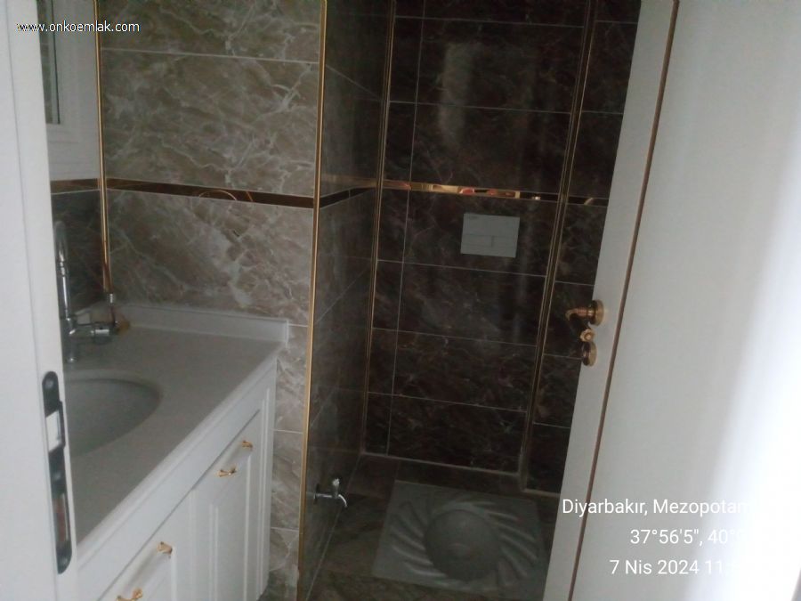 Satılık 4+1 210m2 Daire Diyarbakır 75 Yol Üzeri